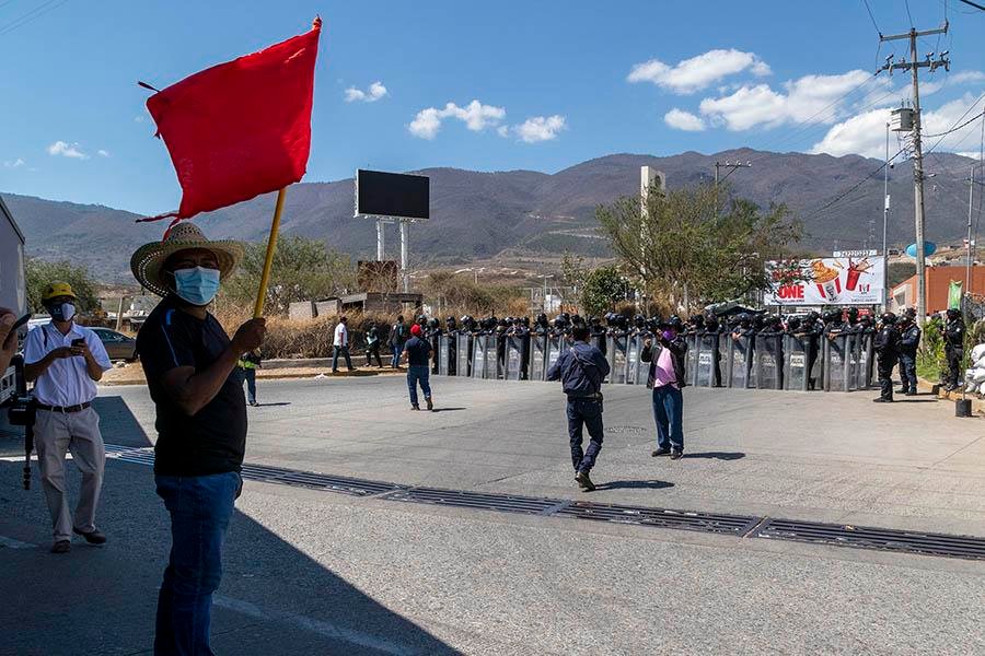 Cierran maestros vías en Chilpancingo