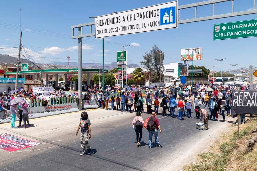 Cierran maestros vías en Chilpancingo