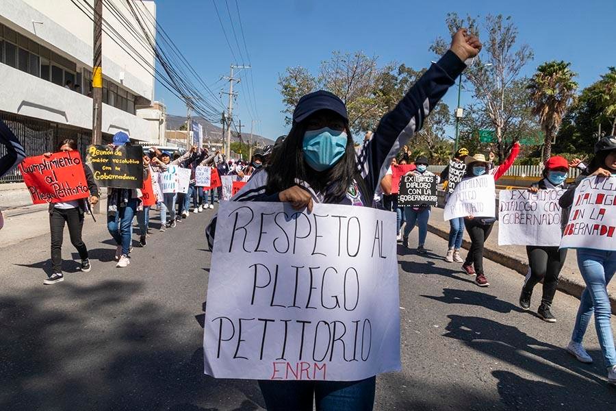 Gobernadora Evelyn Salgado se queda varada minutos por bloqueo de normalistas