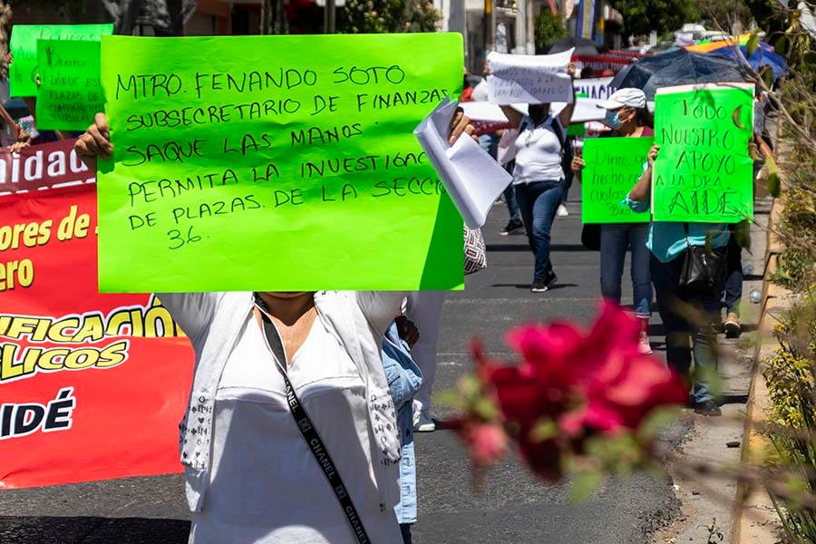 Abandonan centro de trabajo y marchan en apoyo de Secretaria de Salud acusada de corrupción