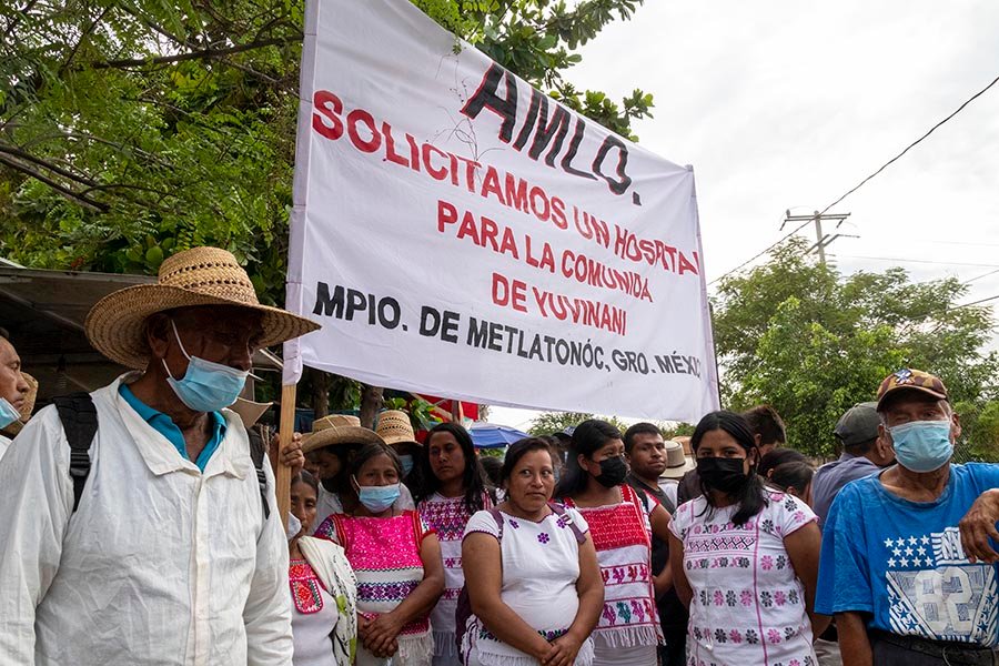 Gira de AMLO en la Montaña: Protestas, apapachos y eventos cerrados