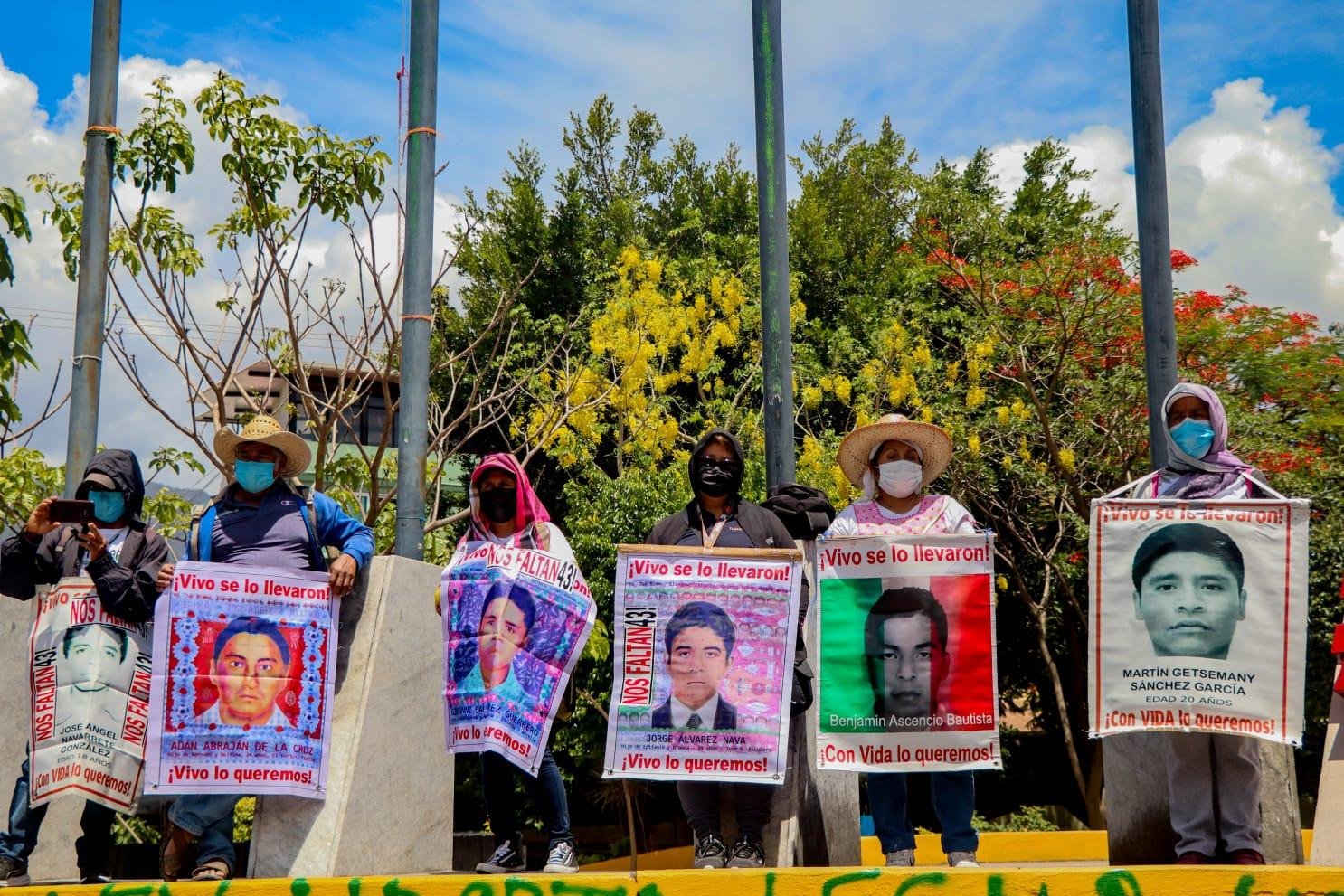 Padres y madres de los 43 normalistas de Ayotzinapa