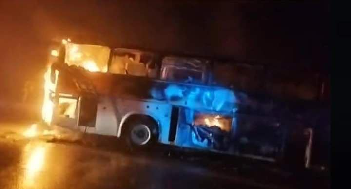 Incendian un autobús y dos camionetas en libramiento Chilpancingo_ Tixtla; la Fiscalía guarda hermetismo sobre este hecho