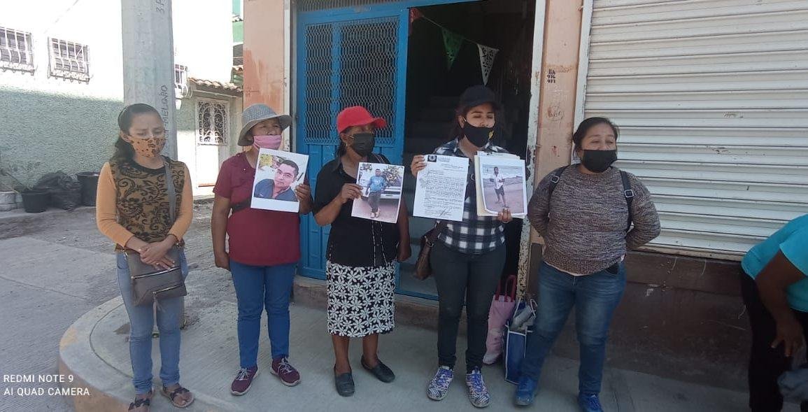 Protestan en Ministerio Público de Tlapa por desaparición de tres jóvenes
