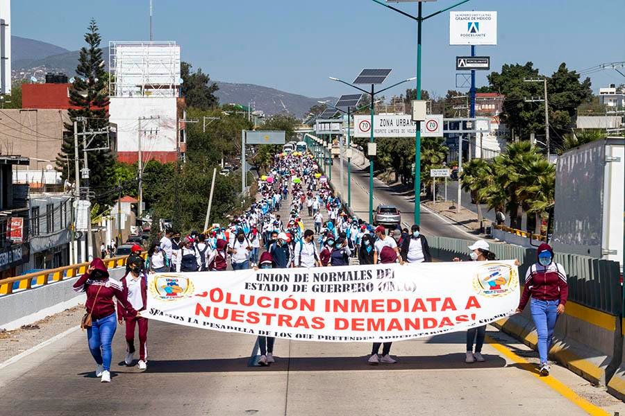 Normalistas bloquean la Autopista del Sol en exigencia de plazas