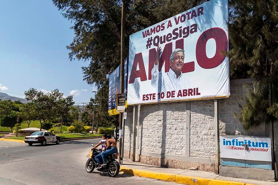 Tribunal decidirá sanción por espectaculares de AMLO en Chilpancingo