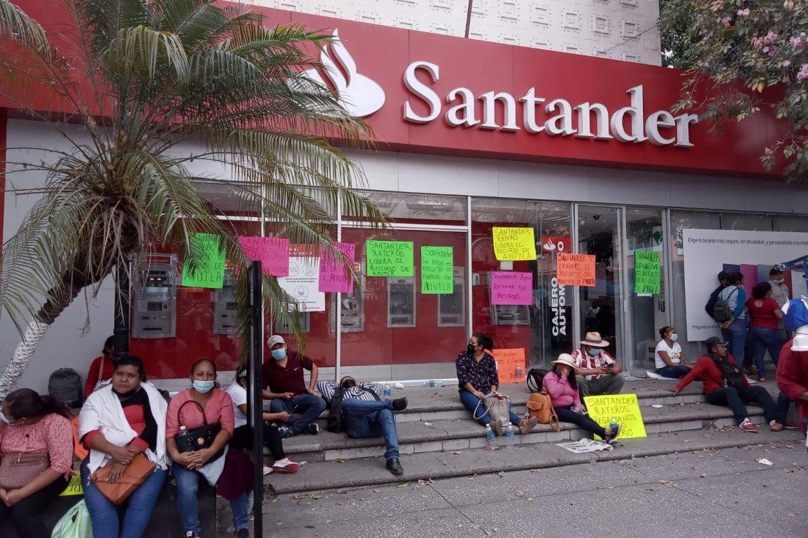 Habitantes de Ayutla cierran sucursales bancarias para exigir liberación de recursos para obras