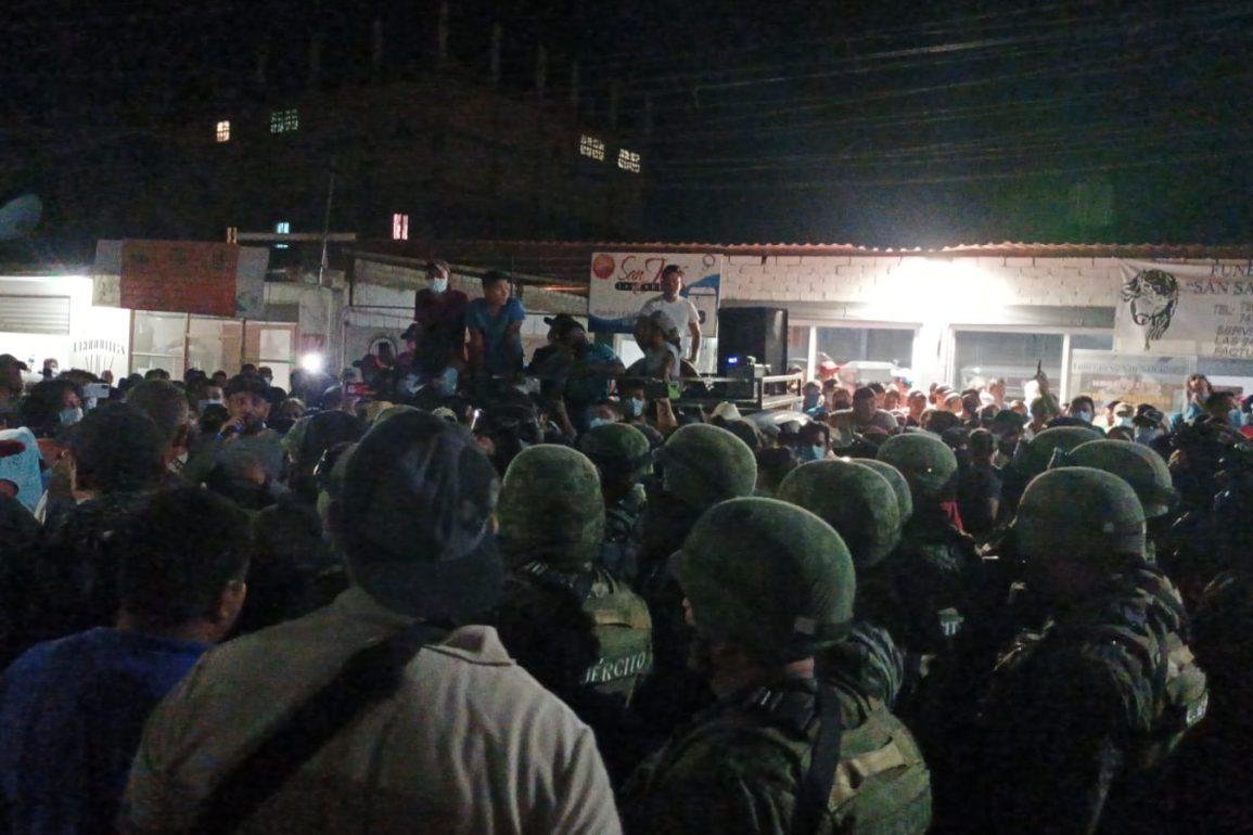 Habitantes de Quechultenango retienen a Ejército y a ministeriales
