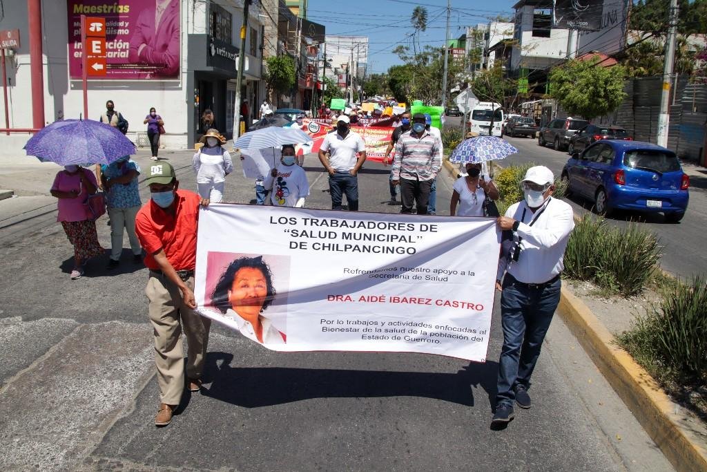 Abandonan centro de trabajo y marchan en apoyo de Secretaria de Salud acusada de corrupción
