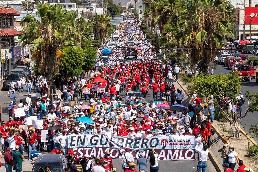 Al viejo estilo priísta arma familia Salgado marcha, mitin y fiesta en apoyo a AMLO