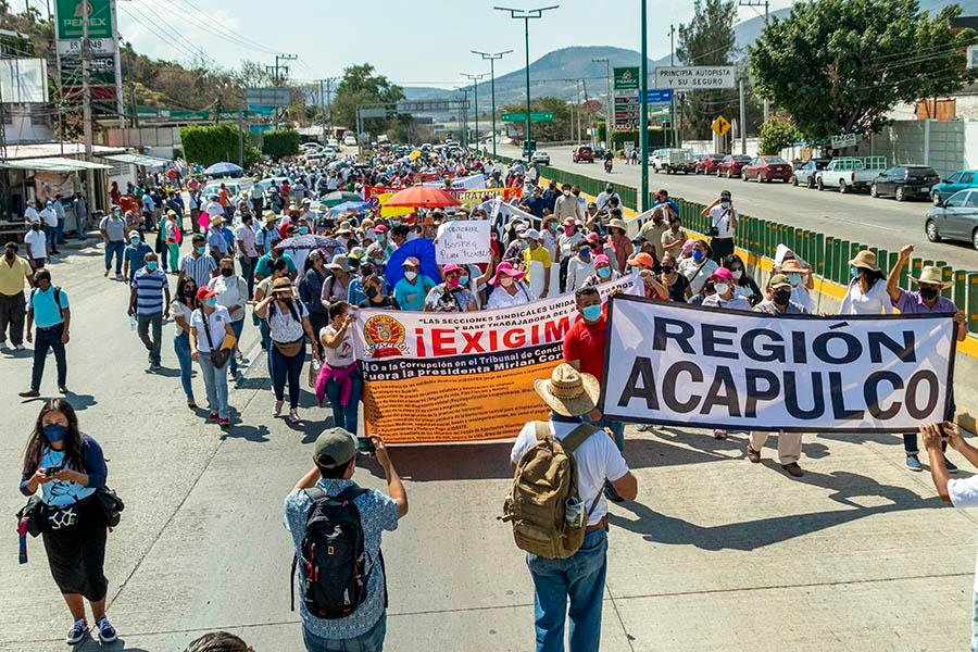 Suspegistas marchan en la capital en contra de la secretaria general Adela Hernández