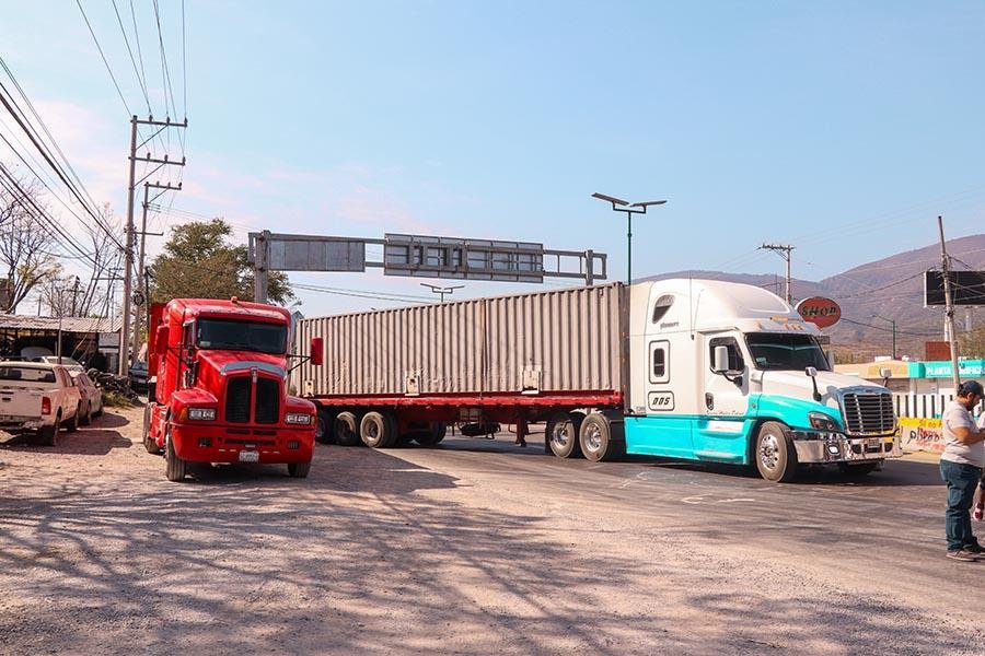 Transportistas bloquean autopista del Sol para exigir alto a las extorsiones