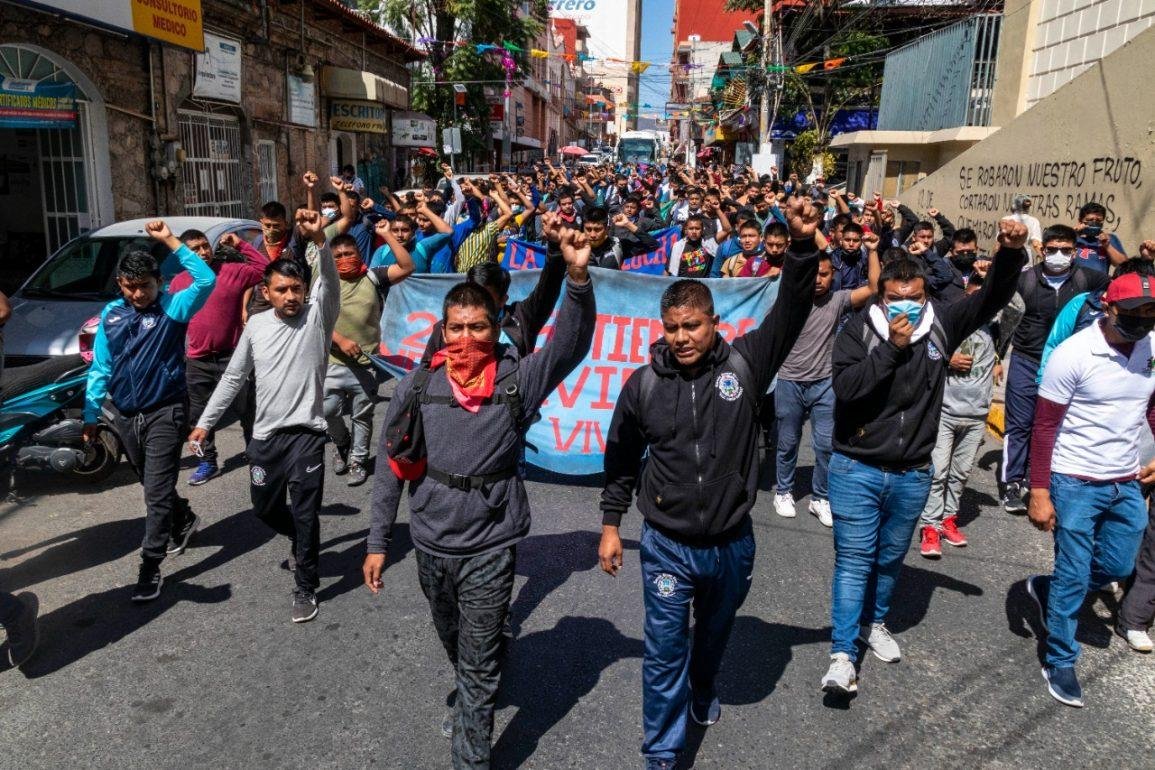 Policía Tecampanera retiene a normalistas de Ayotzinapa