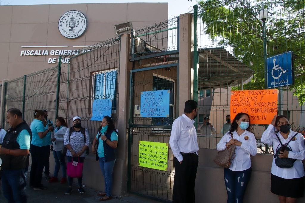 Trabajadores cierran Fiscalía de Guerrero para denunciar malos tratos, despidos y retención de salarios