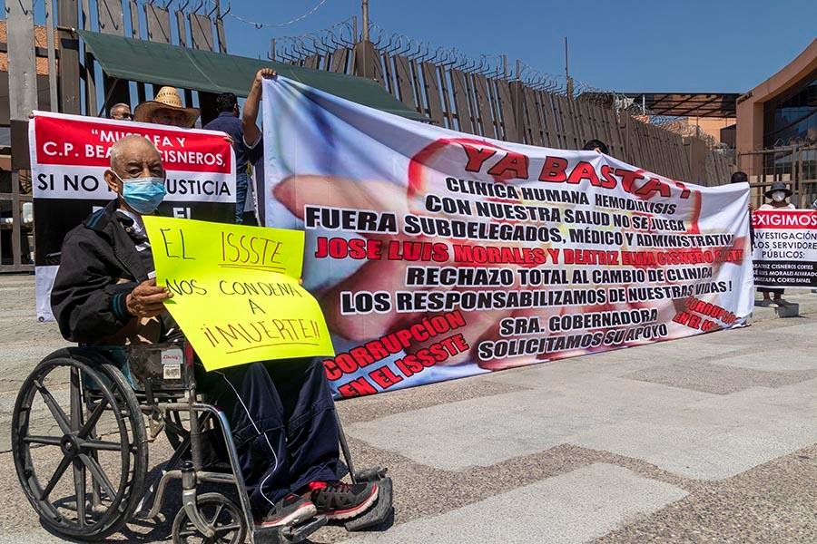 Con amenazas de desalojo policial amedrentan a pacientes renales en la Autopista del Sol