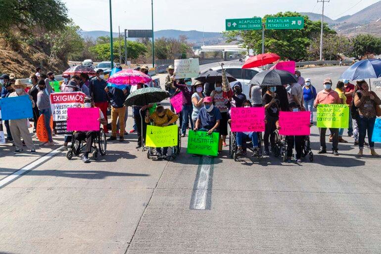 Con amenazas de desalojo policial amedrentan a pacientes renales en la Autopista del Sol