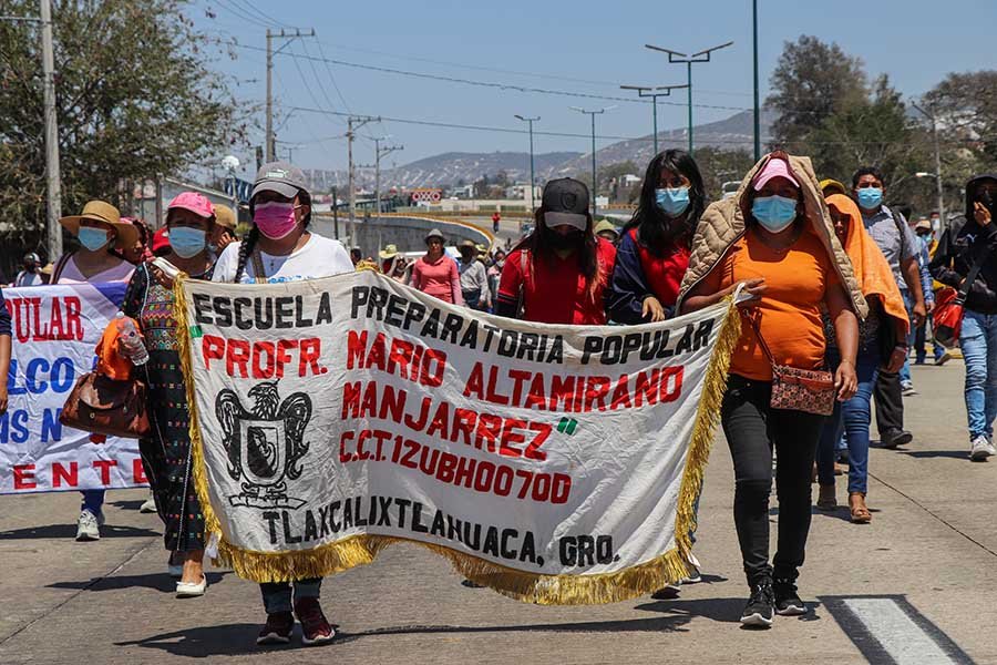 Con bloqueo en autopista y carretera Chilapa-Tlapa, maestros exigen presupuesto, construcción de escuelas y mejores salario
