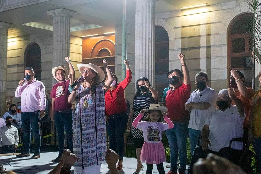 Festejan los Salgado votación de consulta en Guerrero