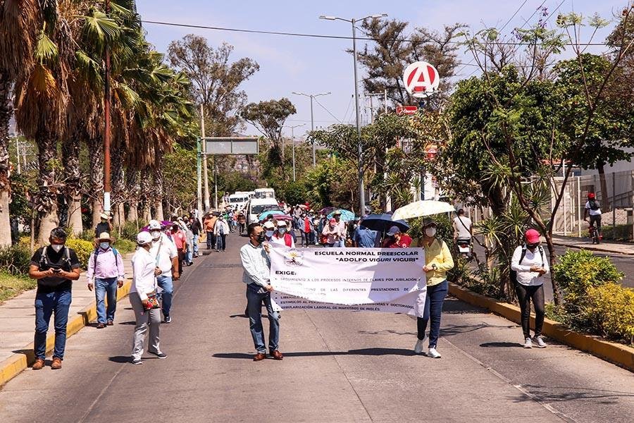 Maestros protestaron en autopista del Sol para exigir prestaciones económicas y académicas