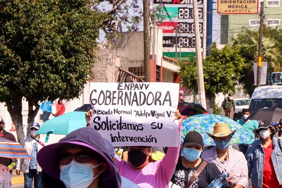 Maestros protestaron en autopista del Sol para exigir prestaciones económicas y académicas