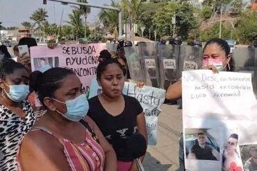 Policías estatales desalojan de carretera a familiares de taxistas de Acapulco desaparecidos
