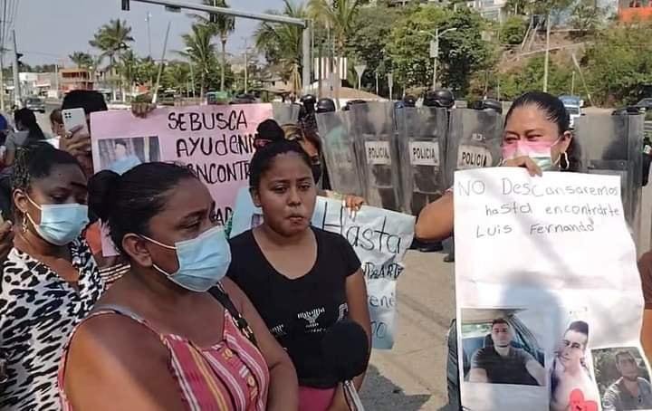 Policías estatales desalojan de carretera a familiares de taxistas de Acapulco desaparecidos