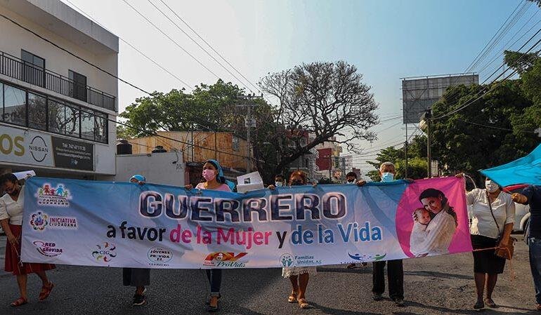 Grupos religiosos marchan en Chilpancingo en rechazo a la despenalización del aborto