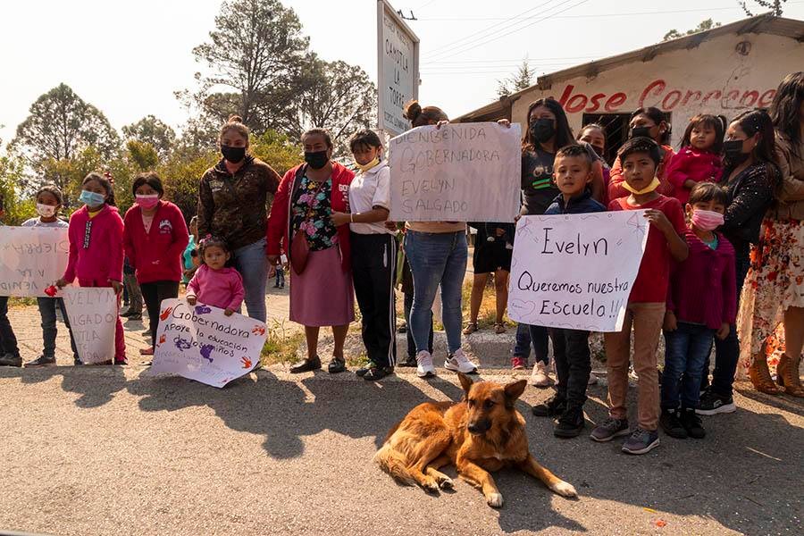 Habitantes de la Sierra reciben con protestas a Evelyn