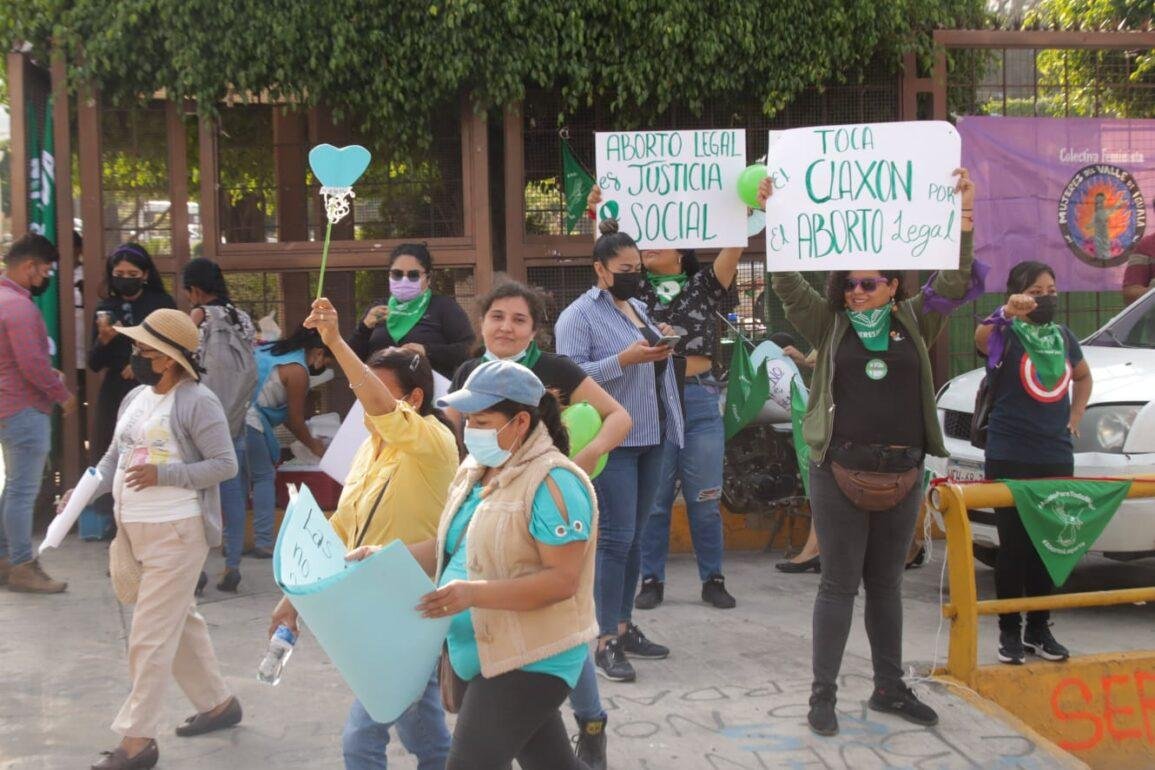 Protestan en pro y en contra de la despenalización del aborto en Guerrero