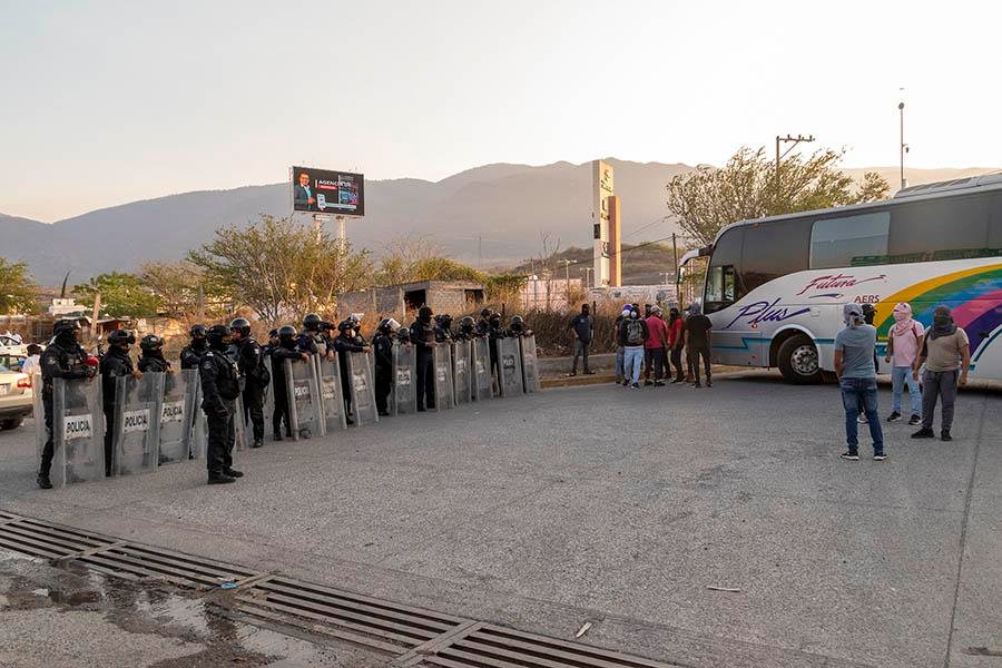 Normalistas de Ayotzinapa se llevan cuatro autobuses de pasajeros y dos camionetas