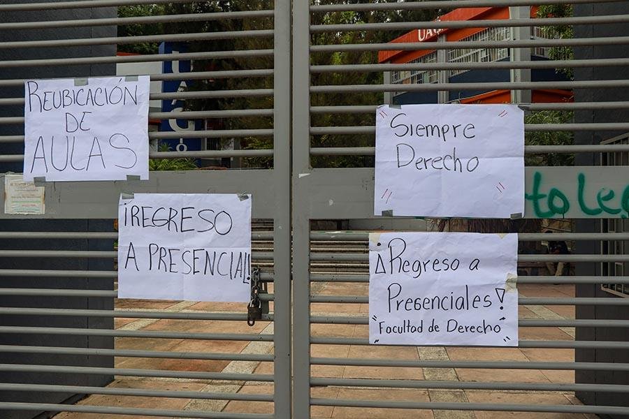 Estudiantes de Derecho protestan para exigir reconstrucción de escuela