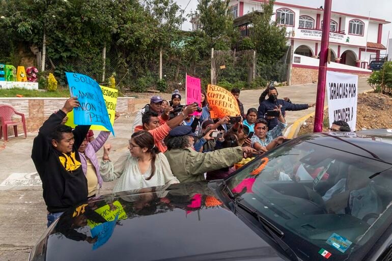 Gira de AMLO en la Montaña: Protestas, apapachos y eventos cerrados