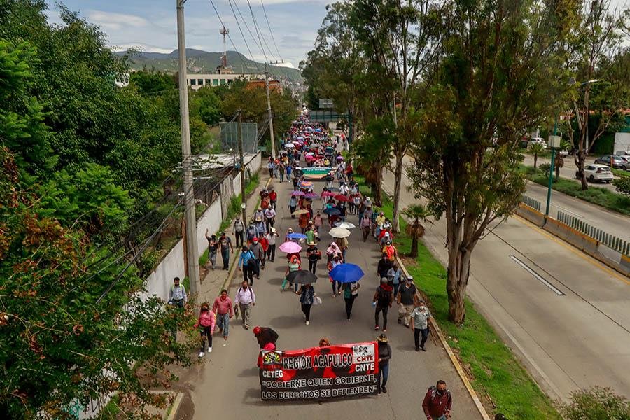 Maestros de la CETEG protestan para exigir reinicio de negociaciones con el gobierno