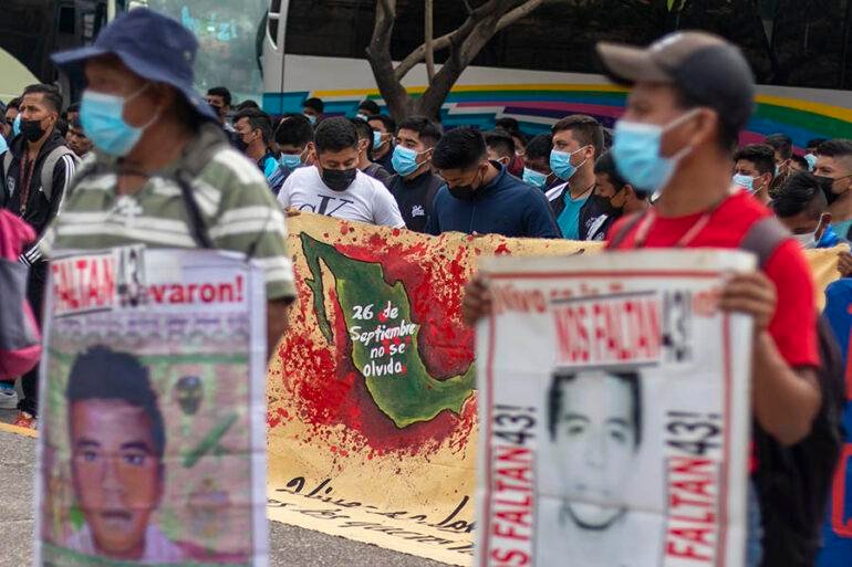 Padres y madres de los 43 piden a la gobernadora Evelyn que investigue ...
