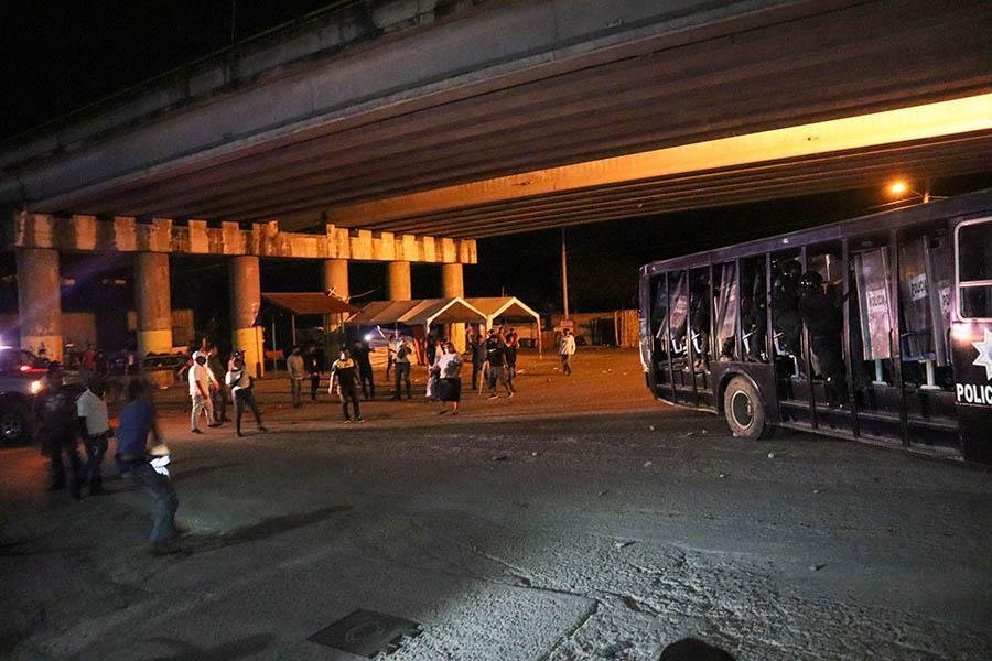 Pobladores de Petaquillas apedrean a militares, Guardia Nacional y Policía Estatal después de retenerlos 9 horas