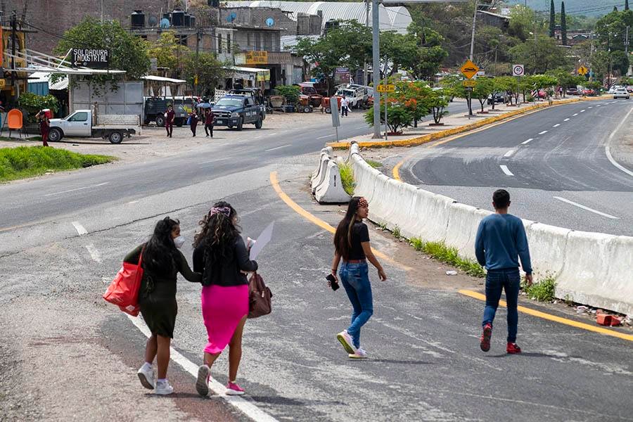 Pobladores de Petaquillas apedrean a militares, Guardia Nacional y policía después de retenerlos 9 horas