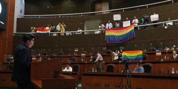 Presenta Morena iniciativa para matrimonios igualitarios; lo festeja LGBT