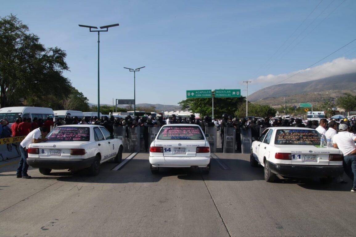 Transportistas bloquean autopista del Sol