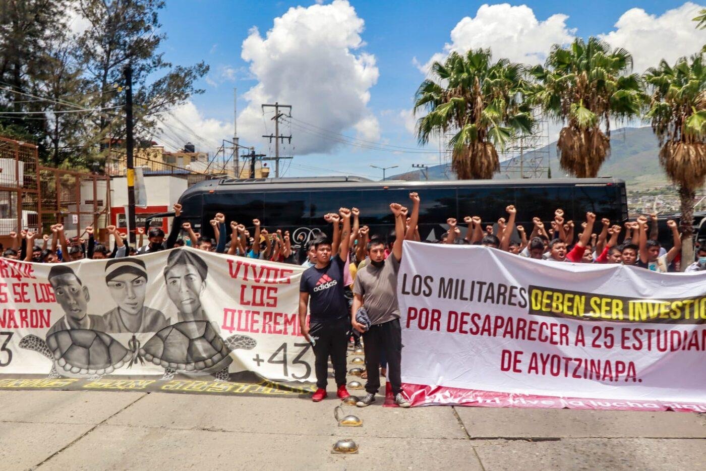 Los padres y madres de los 43 insisten en que AMLO encubre al Ejército ...