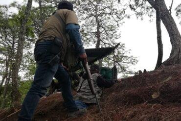 Dos grupos armados protagonizan enfrentamiento en presencia de reporteros