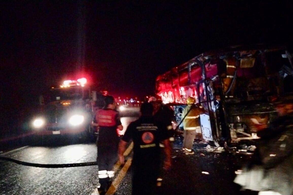 Incendian un autobús y dos camionetas en libramiento Chilpancingo-Tixtla; la Fiscalía guarda hermetismo sobre este hecho