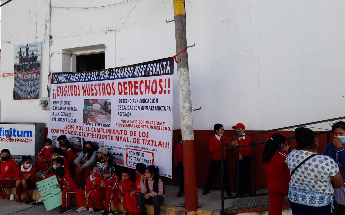 Maestros, padres y estudiantes protestan en ayuntamiento de Tixtla; exigen rehabilitación de escuela
