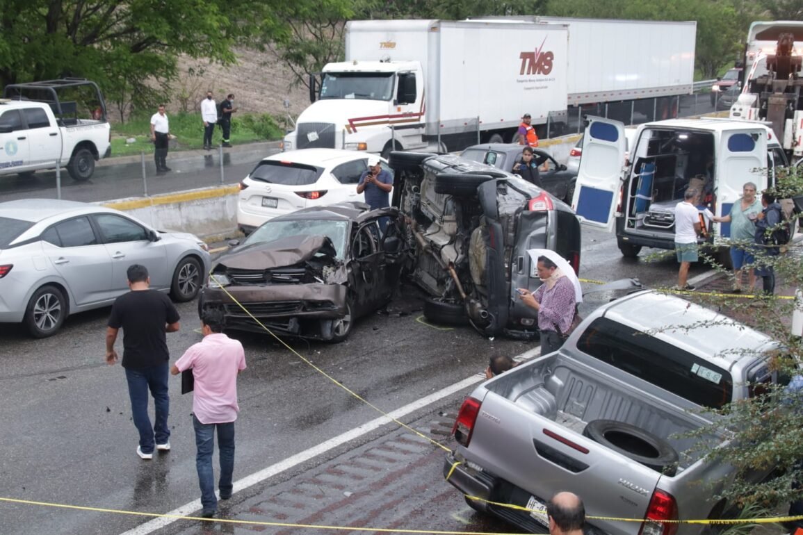 Seis turistas lesionados en accidente automovilístico en autopista del Sol durante bloqueo de manifestantes