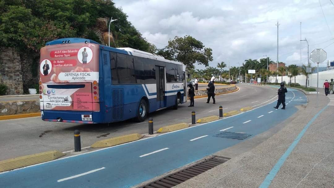 Transportistas cierran vías en Acapulco en respuesta a detenciones