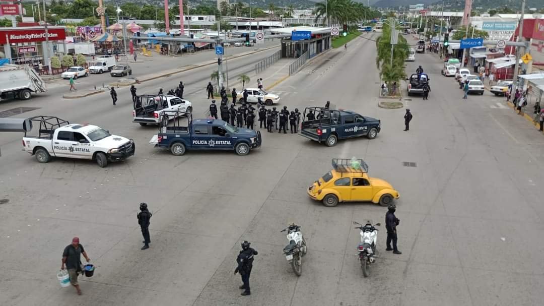 Transportistas cierran vías en Acapulco en respuesta a detenciones