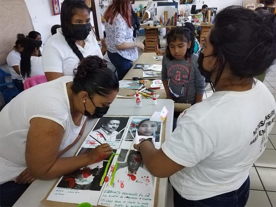 Familiares de desaparecidos expresan su dolor por la ausencia con intervenciones fotográficas y canciones