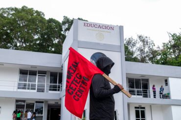 Maestros de la CETEG exigen a la federación pago de pensión y plazas