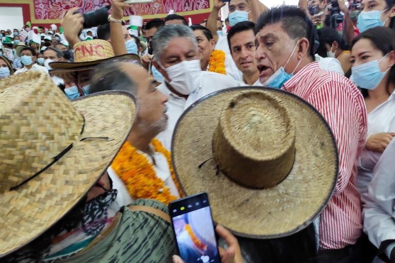 Astudillo a punto de pelear a golpes con un priísta durante Consejo del PRI
