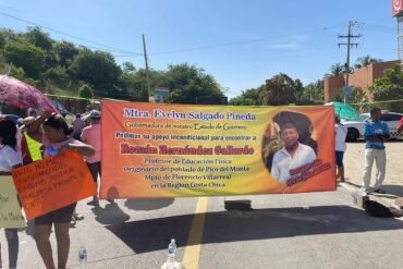 Bloquearon más de seis horas vía federal para exigir presentación con vida de un profesor en Guerrero