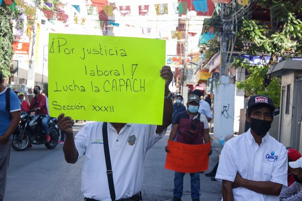 Trabajadores de Capach protestan por adeudo de pago